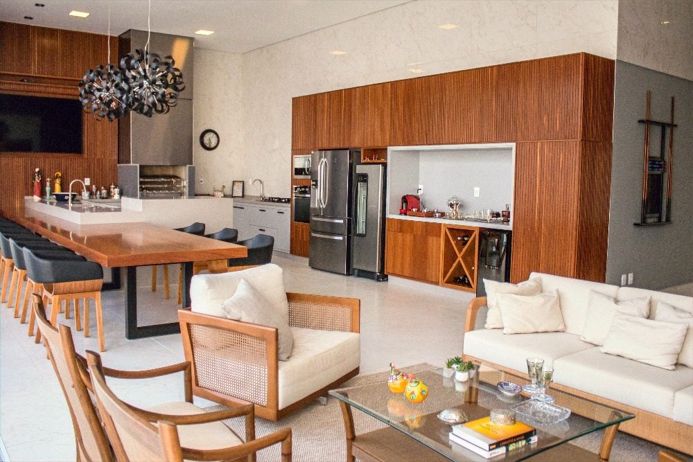 Cozinha gourmet com bancada em madeira