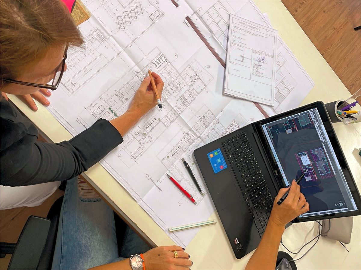 Marta Mattos revisando planta baixa